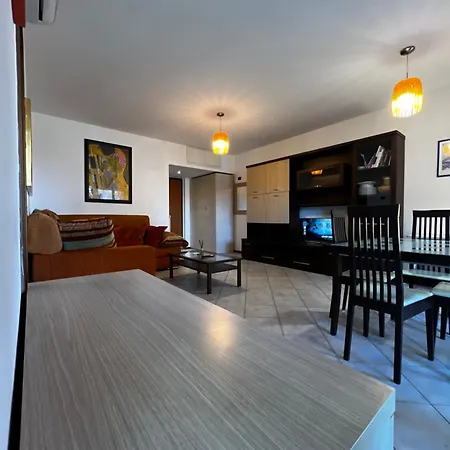 Prada Wifi-netflix-air Conditioning Apartment *